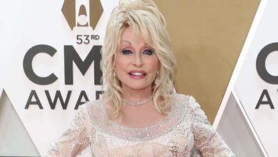Photo of Dolly Parton Wears a Coat of Many Colors! See the Country Star’s Massive Net Worth