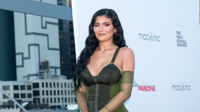 Photo of Kylie Jenner becomes first woman to hit 300 million followers on Instagram