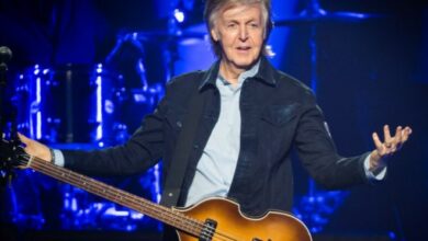 Photo of Paul McCartney talks to guitars and tells them ‘you must be lonely’