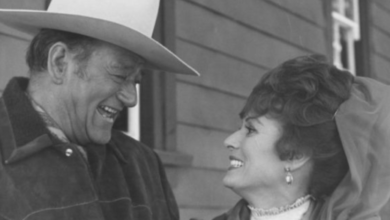 Photo of John Wayne and Maureen O’Hara Chat in Epic Black-and-White Photo from the Duke’s Estate