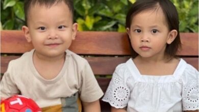 Photo of Cặp song sinh Lisa – Leon du lịch Thái Lan, được mẹ sắm đồng hồ xịn