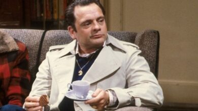 Photo of Only Fools and Horses fans left scratching their heads after spotting bizarre way Del Boy drinks his tea