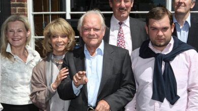 Photo of Lovely jubbly! Only Fools and Horses stars Sir David Jason and Nicholas Lyndhurst unveil blue plaque honouring comedy writer John Sullivan